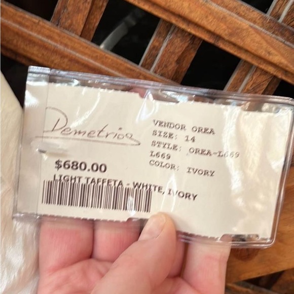 Beautiful new Wedding dress with tags - Picture 4 of 11